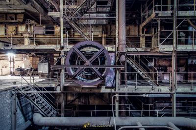 Ein großes Metallobjekt in einem Gebäude mit vielen Rohren