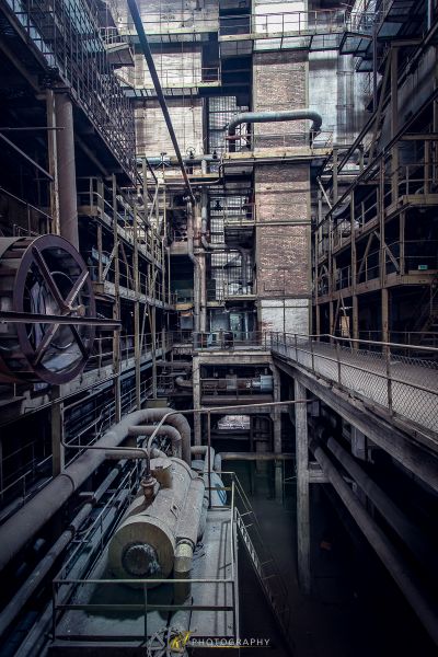 Ein großes Industriegebäude mit vielen Rohren