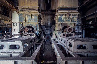 Ein Zimmer mit mehreren alten Autos in ihm