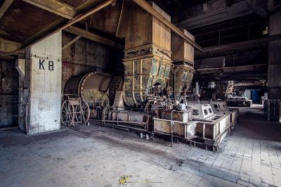 Ein großer Maschinenraum mit vielen Maschinen