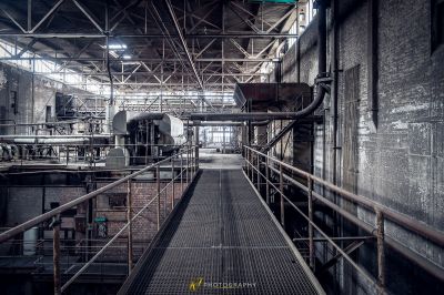 Ein großes Industriegebäude mit einer Metallkonstruktion