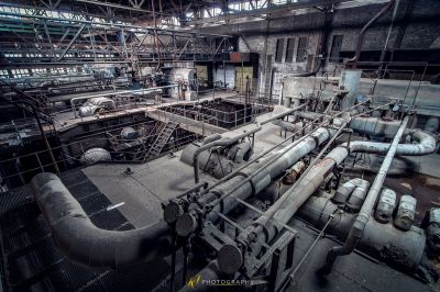 Ein großes Industriegebäude mit Rohren und Rohren