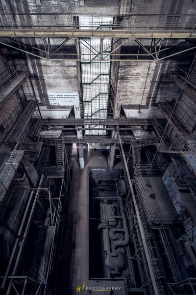 Ein großer Raum mit vielen Pfeifen