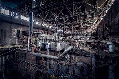 Ein großes Industriegebäude mit Rohren und Rohren