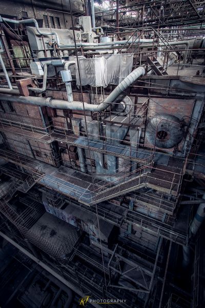 Ein großes Industriegebäude mit Rohren und Rohren