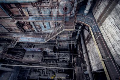 Ein sehr altes Gebäude mit vielen Pfeifen