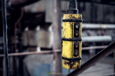 Eine gelbe Ampel auf einem Metallmast