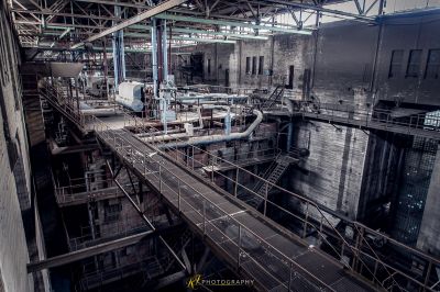 Eine große Fabrik mit vielen Maschinen