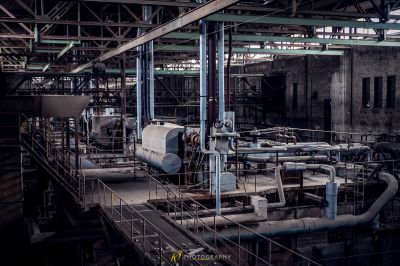 Eine Fabrik mit vielen Maschinen und Maschinen