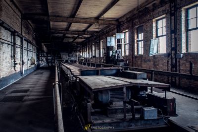 Ein Zimmer mit vielen Fenstern und vielen Möbeln