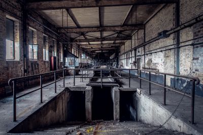 Ein sehr altes Gebäude mit vielen Fenstern