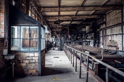 Ein Zimmer mit einem Haufen alter Maschinen