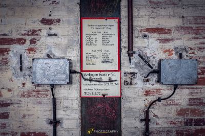 Ein Schild an einer Wand mit rotem Rahmen