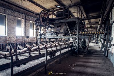 Eine große Maschine in einem Gebäude mit einer Ziegelwand