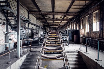 Ein Raum mit vielen Rohren und Rohren