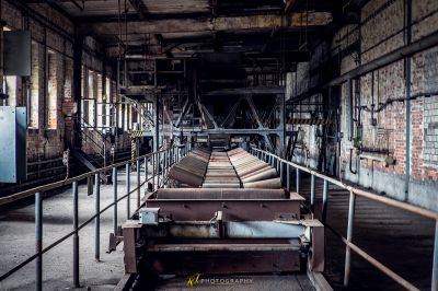 Ein großer Raum mit einem Haufen Pfeifen