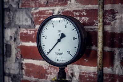 Eine Uhr auf einer Ziegelwand