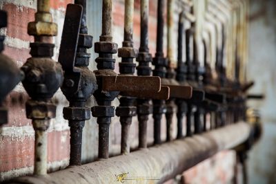 Eine Nahaufnahme eines Haufens von Rohren