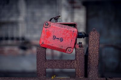 Eine rote Handtasche, die auf einem Metallstuhl sitzt