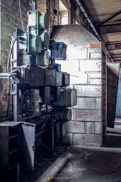 Eine Maschine befindet sich in einem Raum mit einer Ziegelwand