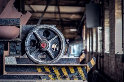 Eine Maschine, die auf einem Tisch sitzt