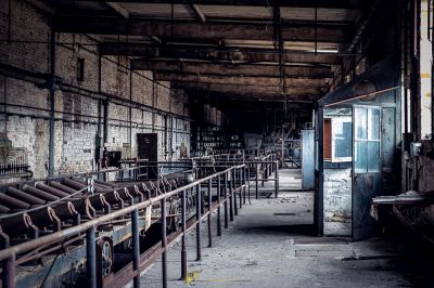 Ein Raum mit einem Haufen Pfeifen und einem Haufen Pfeifen