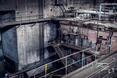 Ein großes Industriegebäude mit vielen Rohren