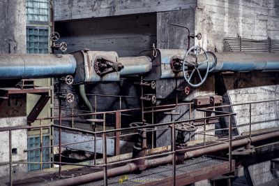 Ein großes Rohr ist auf einer Metallstruktur