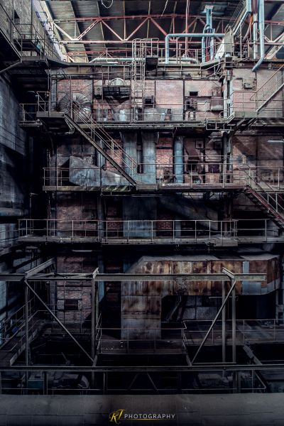 Ein großes Gebäude mit vielen Rohren