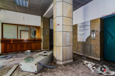 Ein Zimmer mit einem Haufen kaputter Möbel