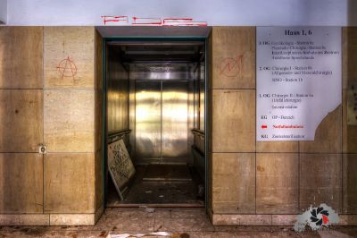 Ein Schild an der Wand in einem Gebäude