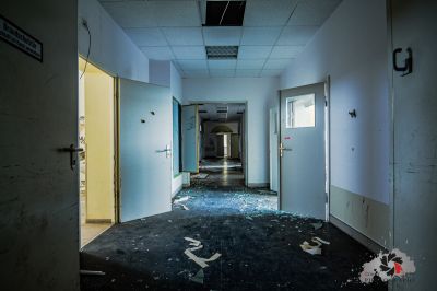 Einen Flur mit einer zerbrochenen Tür und einem zerbrochenen Fenster