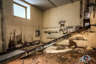 Ein Zimmer mit einer Leiter und einem zerbrochenen Fenster