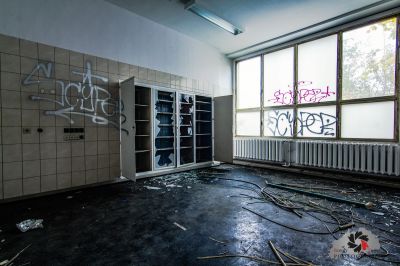 Ein Zimmer mit einem Haufen Müll und einem Rad