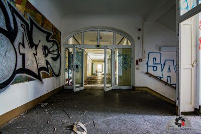 Einen Flur mit Graffiti an den Wänden und einer Tür