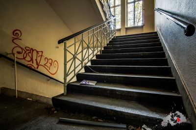 Eine Reihe von Treppen mit Graffiti an der Wand
