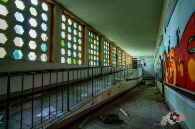 Ein langer Flur mit vielen Fenstern