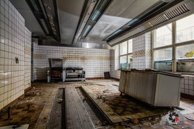 Eine Küche mit Herd und Waschbecken