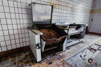 Eine schmutzige Küche mit einem schmutzigen Herd und schmutzigem Boden