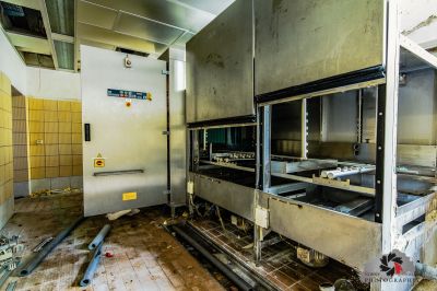 Eine Küche mit Herd und Waschbecken