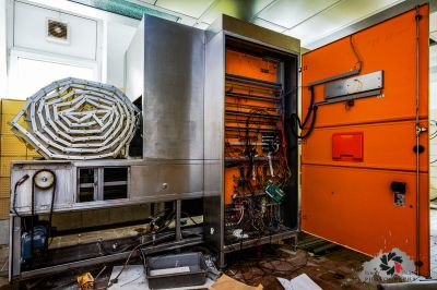 Eine Küche mit Herd und Mikrowelle