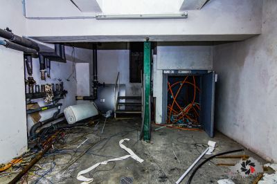 Ein Raum mit einem Haufen Drähte und einem Haufen Drähte