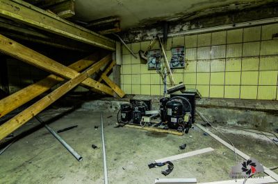 Ein Raum mit einem großen Haufen Holz