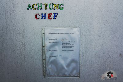 Ein Schild an der Wand, das sagt, 'acinoche '