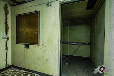 Ein Zimmer mit einem Bett und einem Fenster