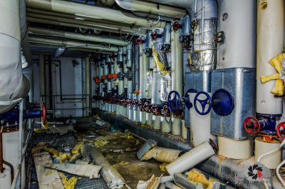 Ein Zimmer mit Pfeifen und einem Haufen Müll