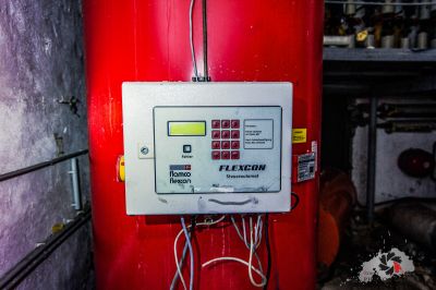 Ein rotes Feuer exor mit einer weißen Platte