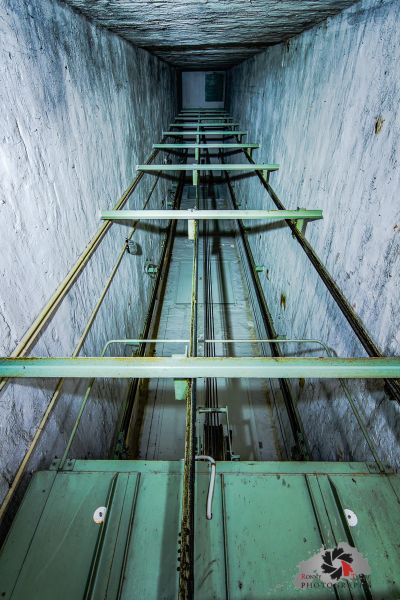 Ein großer Raum mit Rohren und einer großen Wand