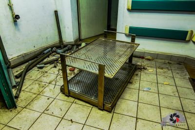 Ein Metalltisch mit einem Loch darin