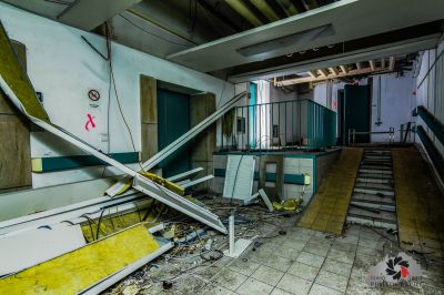 Ein Zimmer mit einer zerbrochenen Decke und einem zerbrochenen Fenster